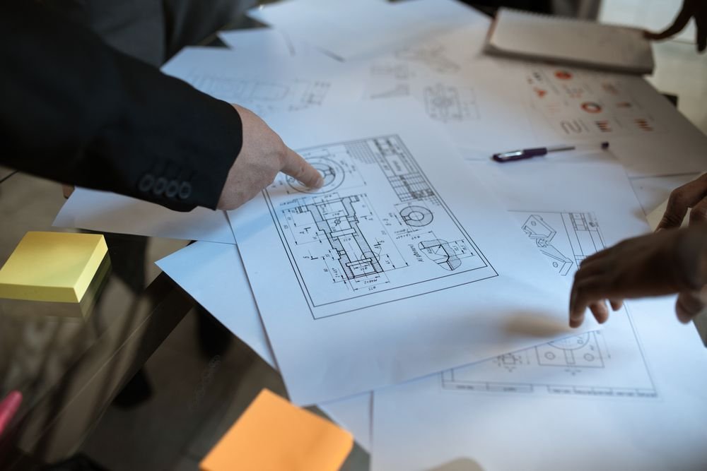 Planejamento técnico com desenhos e documentação